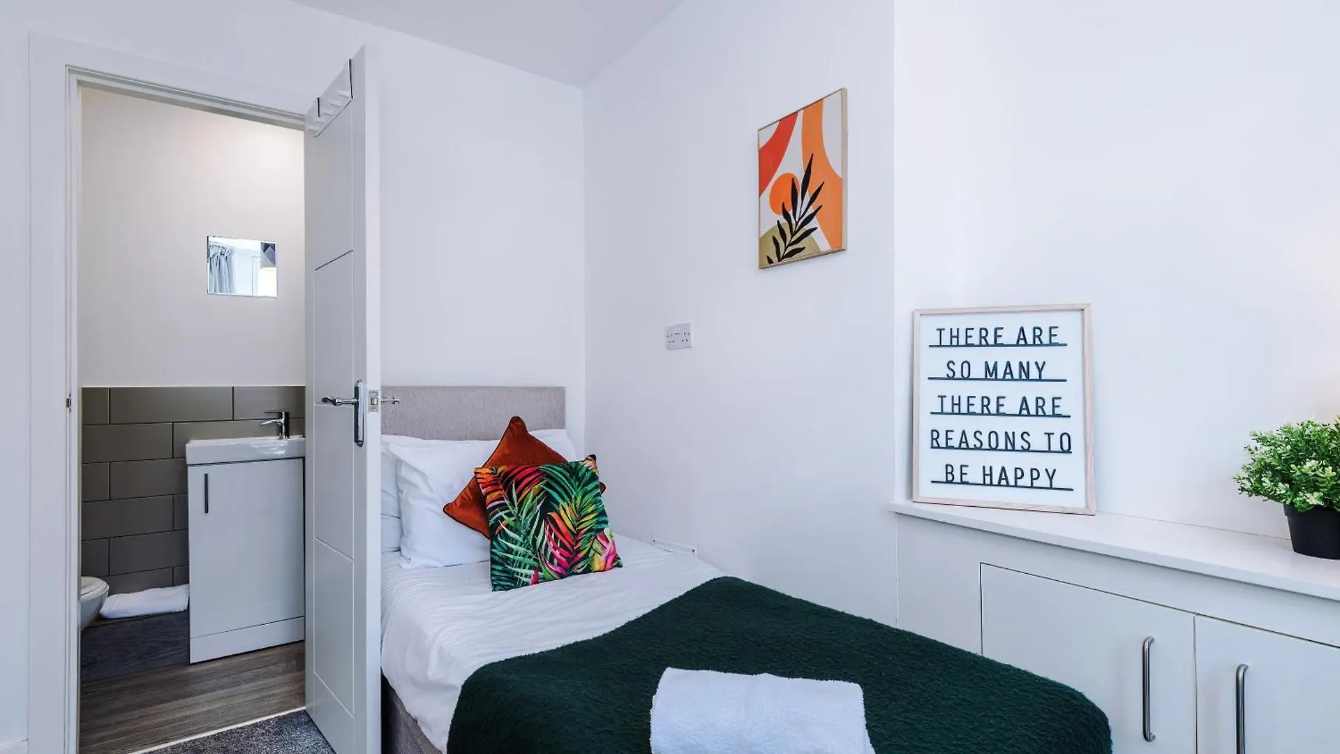Strathcona House - Air Host & Stay - 3 Bedroom - 3 Bathroom Liverpool 0*,  United Kingdom