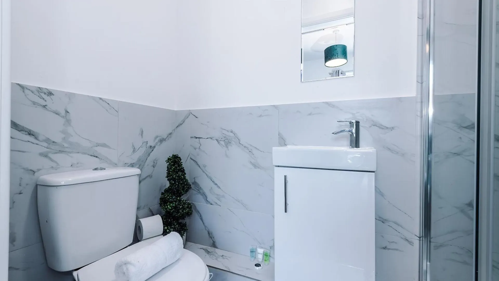 Strathcona House - Air Host & Stay - 3 Bedroom - 3 Bathroom Liverpool