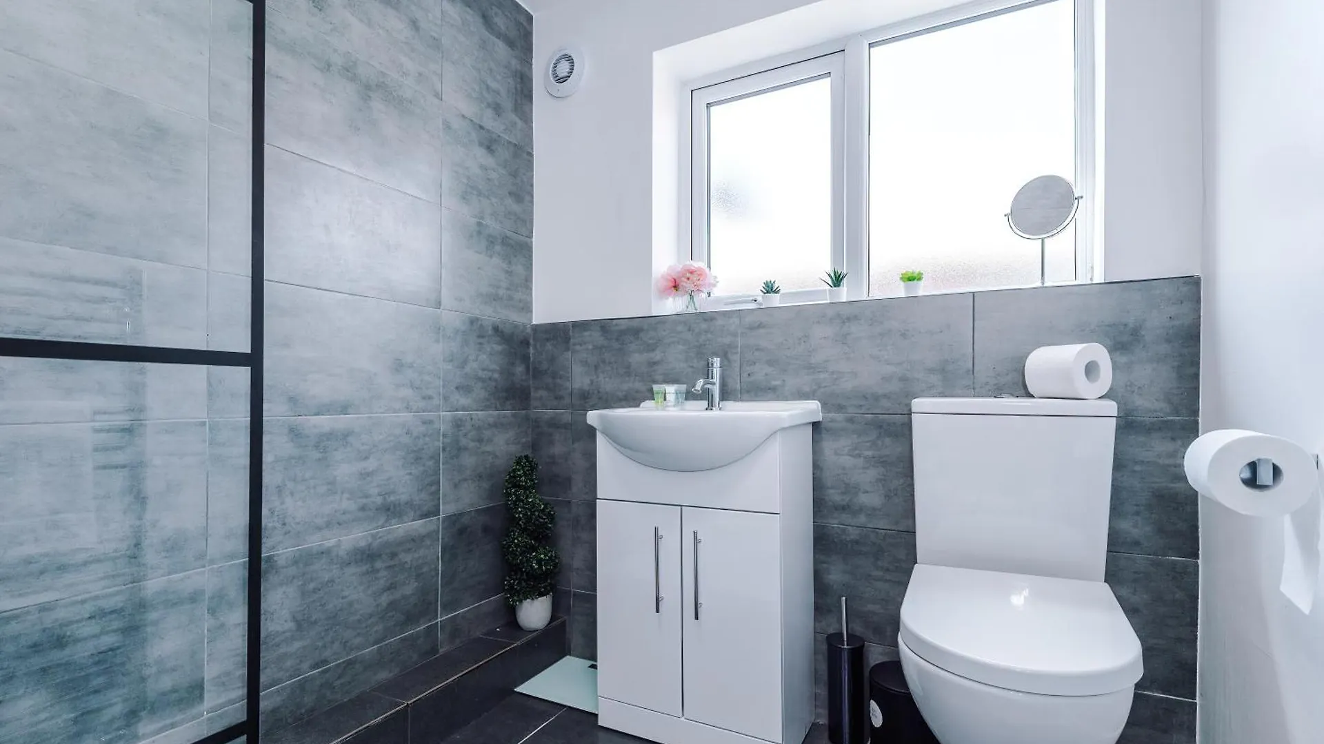 Strathcona House - Air Host & Stay - 3 Bedroom - 3 Bathroom Liverpool