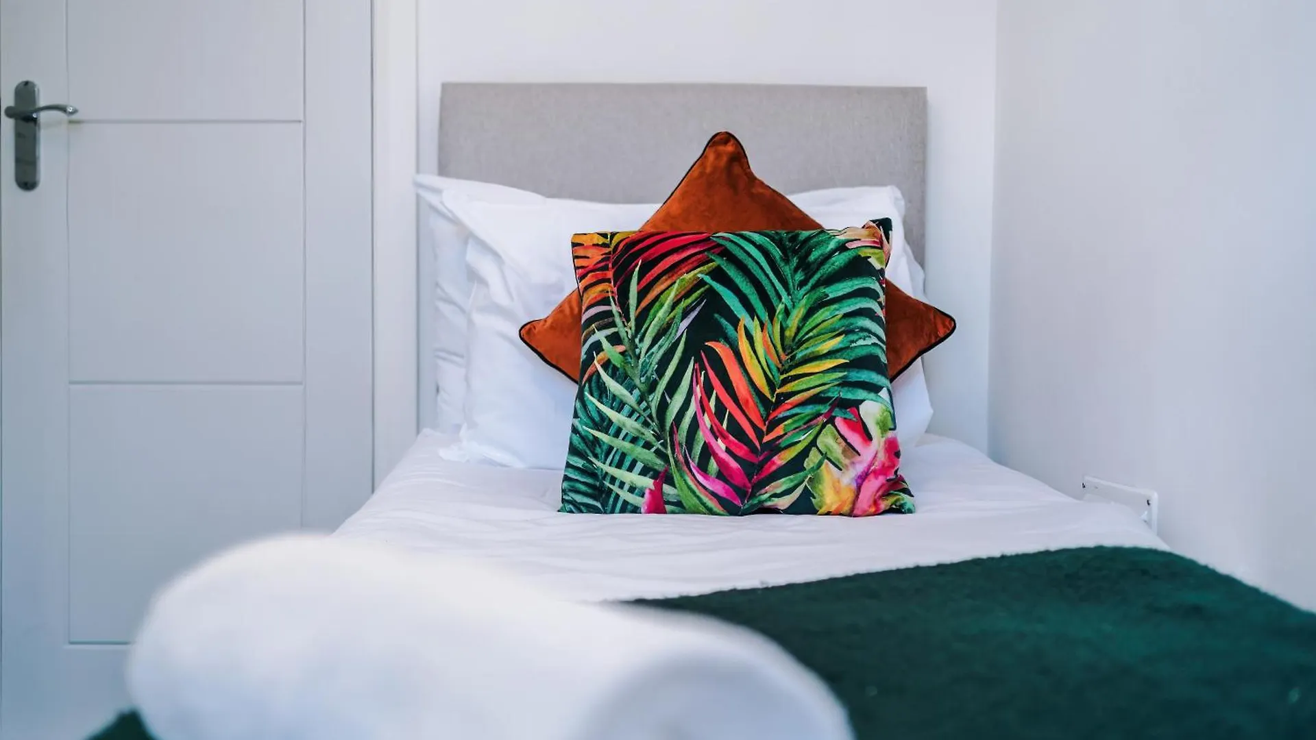 Strathcona House - Air Host & Stay - 3 Bedroom - 3 Bathroom Liverpool Holiday home